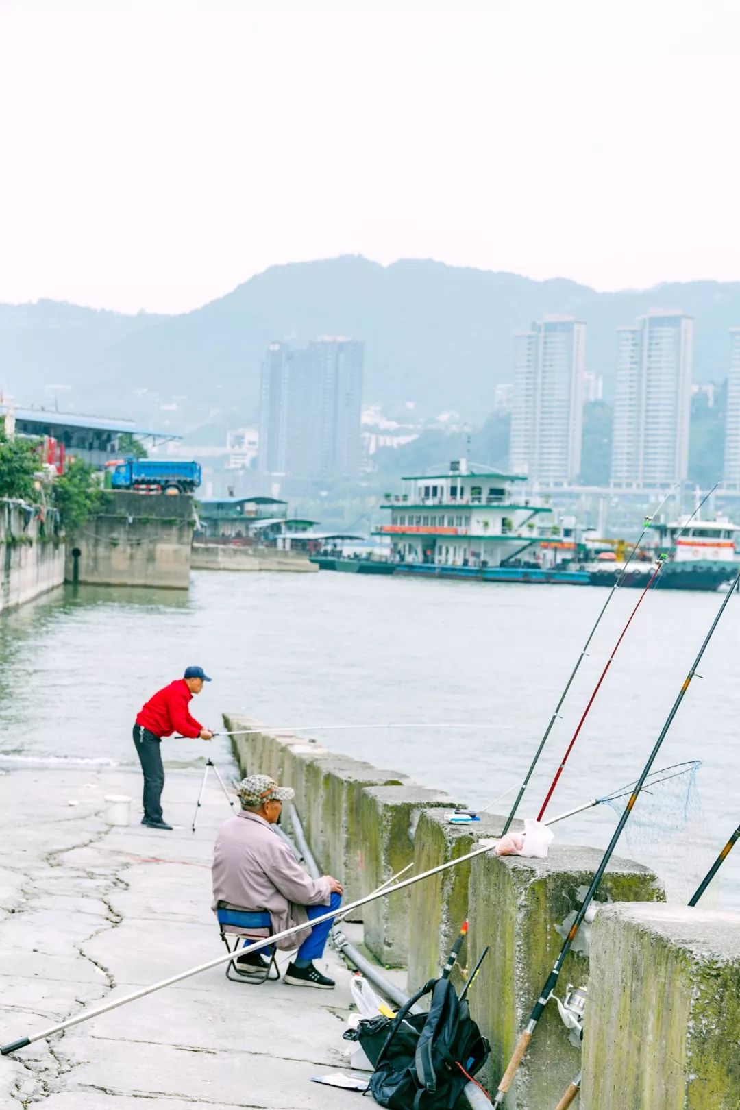 也有一些冬泳爱好者选择在储奇门码头边游泳,与冰冷的江水一同感受