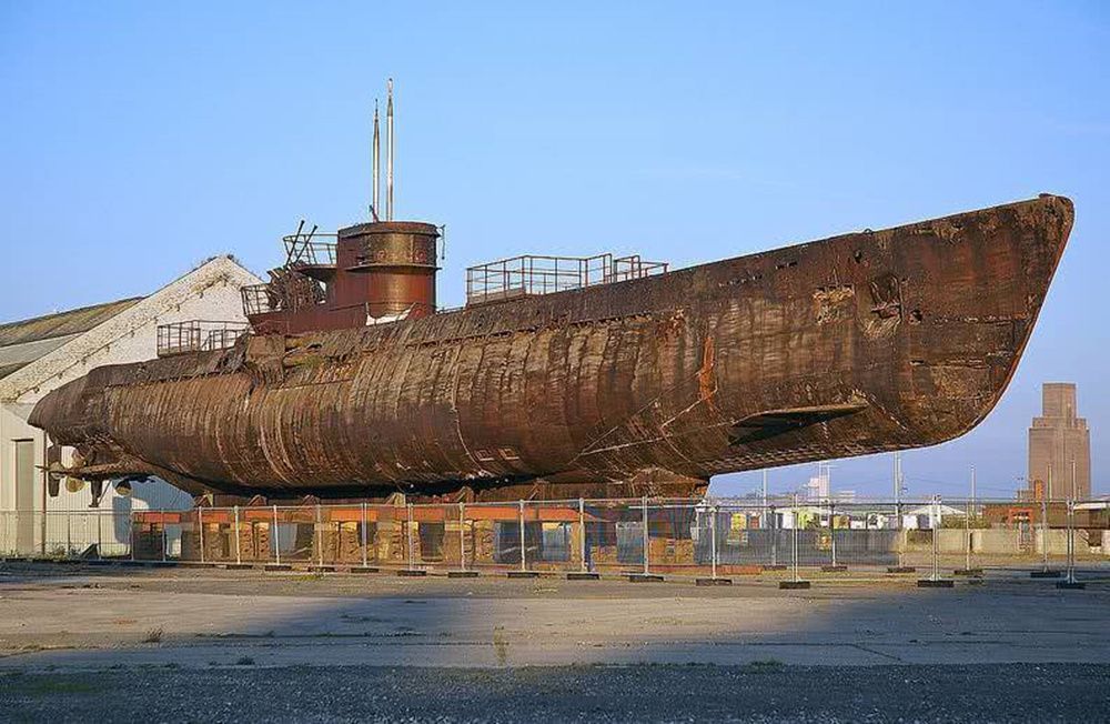 德军王牌u型潜艇打捞出水后:在海底沉睡48年,残骸依旧完整