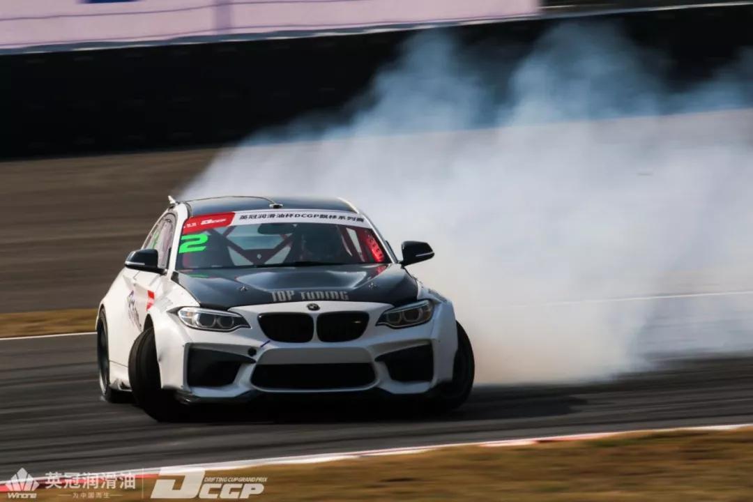 随着裁判宣布比赛开始,赛车挟裹着旋风般的呼啸瞬间飞驰而出,伴随着大