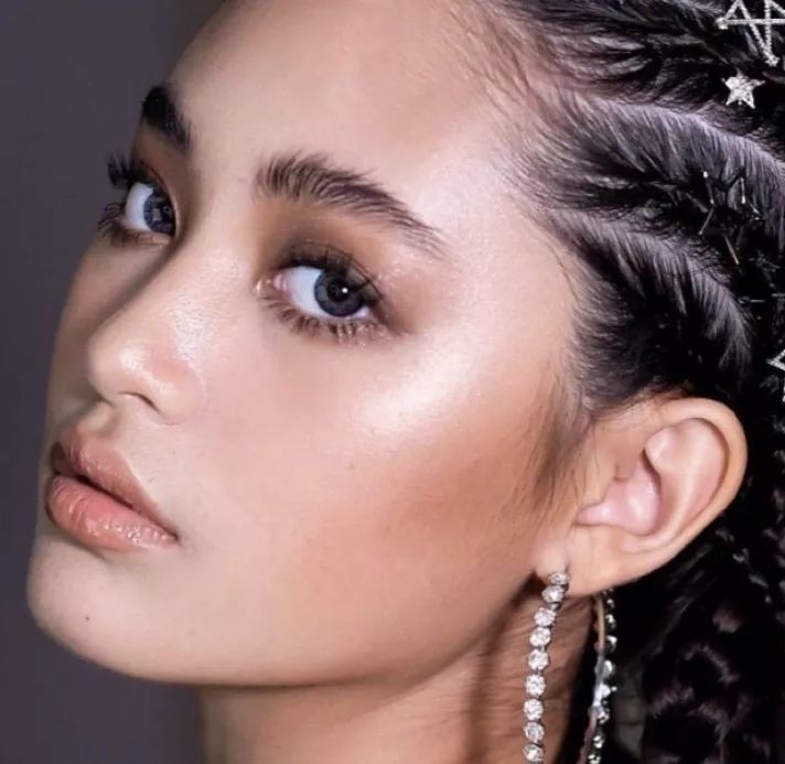 4 心形脸match英气剑眉说到剑眉,我就想到了寡淡脸,厌世脸的女孩,她们