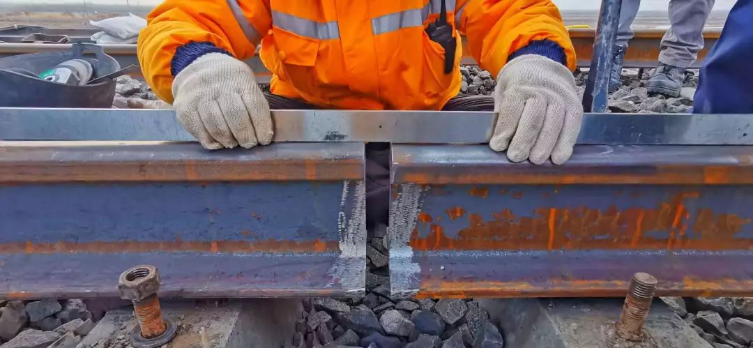 铝热剂)在坩埚内加热发生还原放热反应形成液态金属这样两根钢轨就融