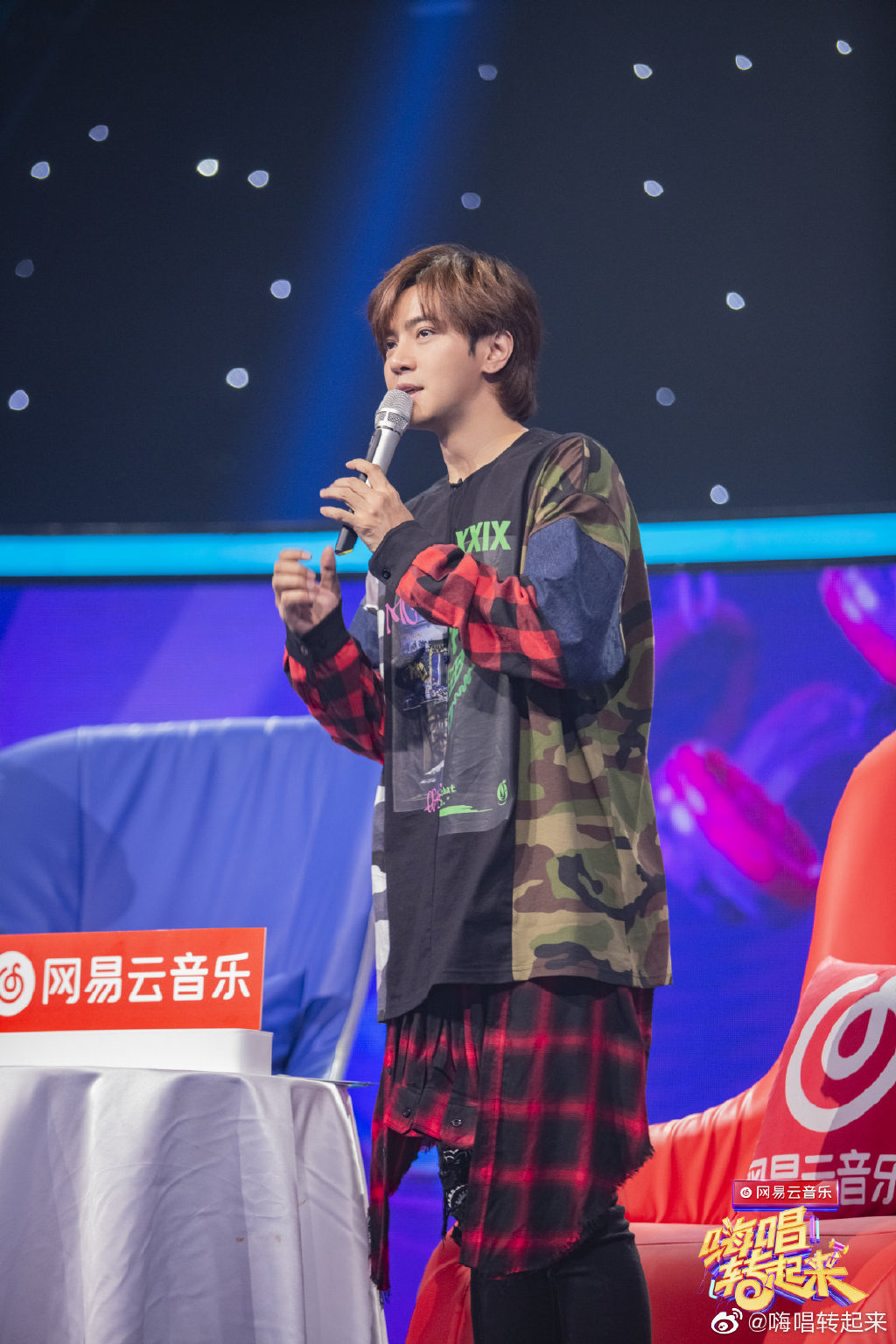 嗨唱转起来再度蝉联收视冠军谢娜冯提莫组队pk听歌识曲