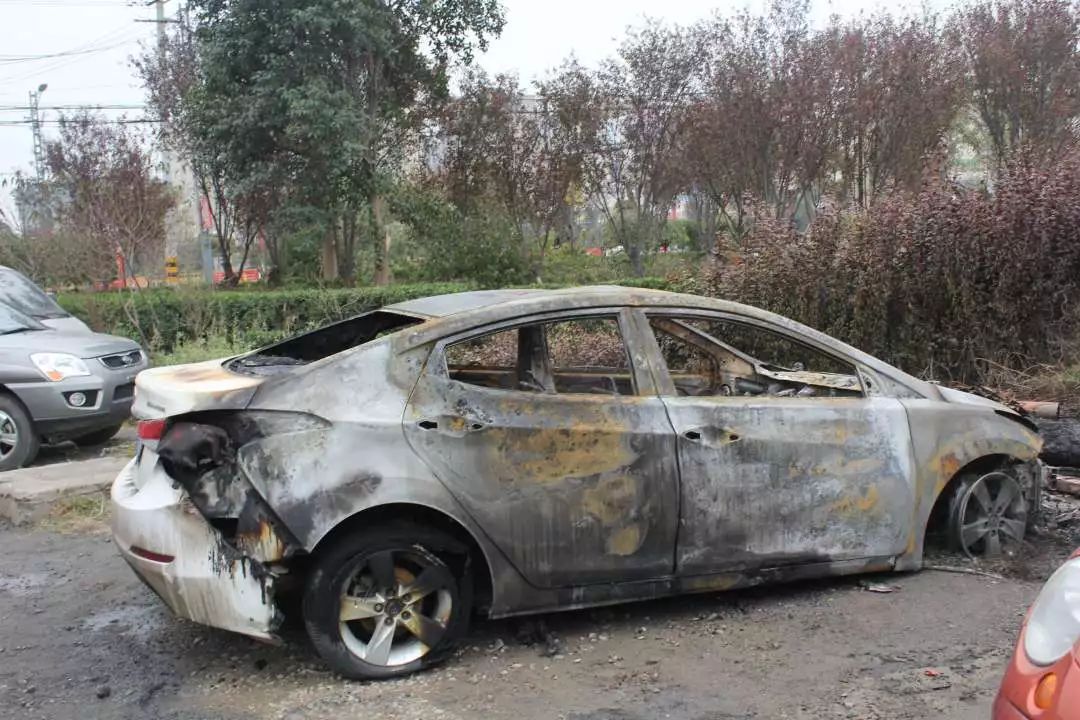 故意在路上烧别人车!多辆轿车被烧毁