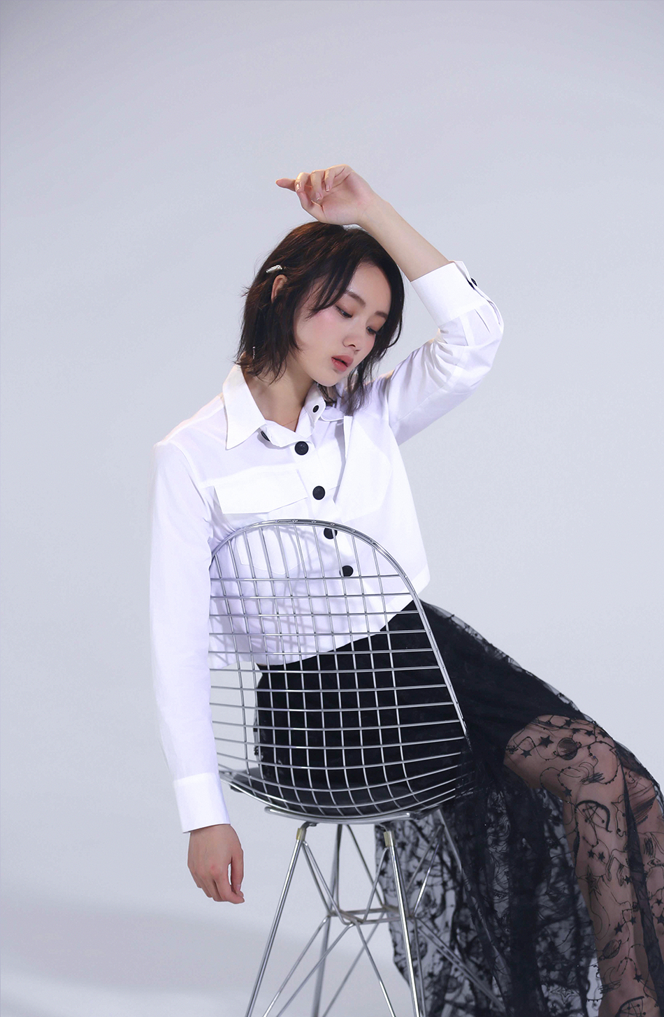 邓郁立穿贴身针织裙秀蛮腰 嘟嘴叉腰反差萌