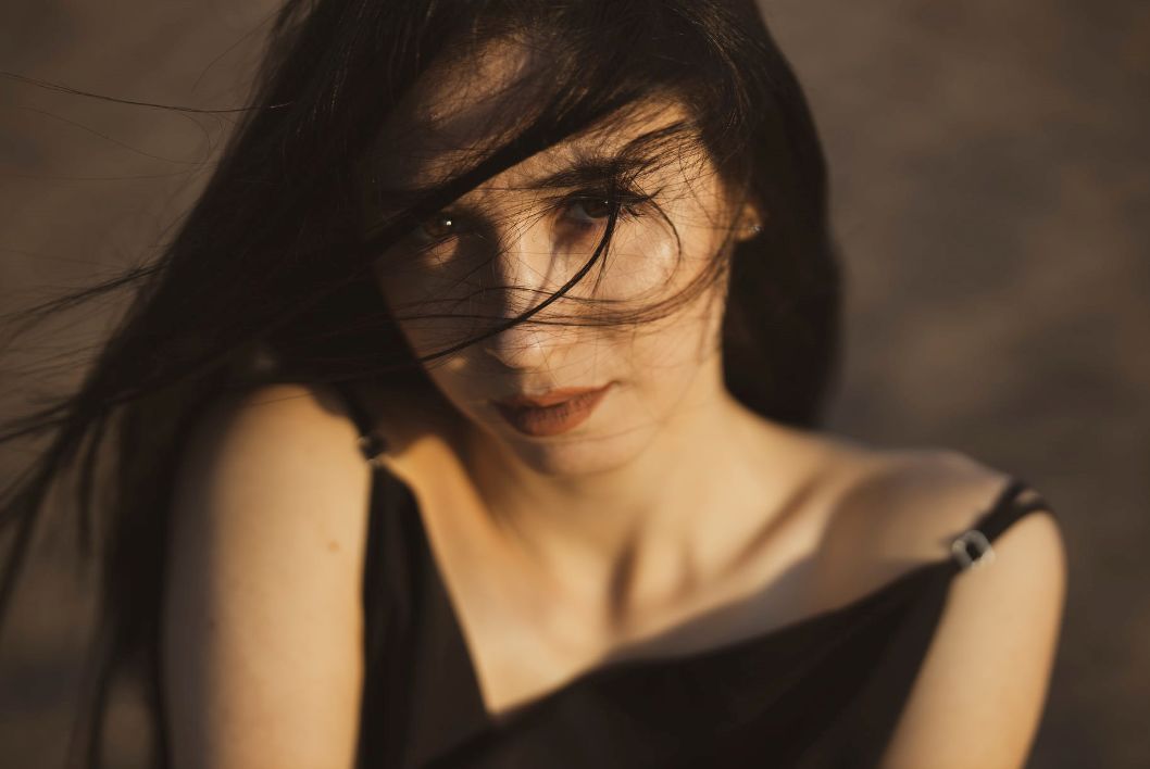 武汉女子连续加班1个月在地铁崩溃大哭成年人的世界真的太难了