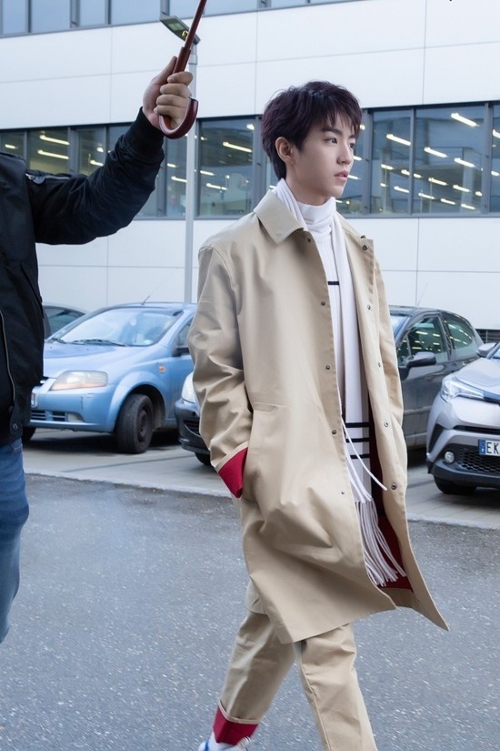 当地时间28日上午,王俊凯身穿驼色英伦风风衣搭配白色流苏围巾,第一站