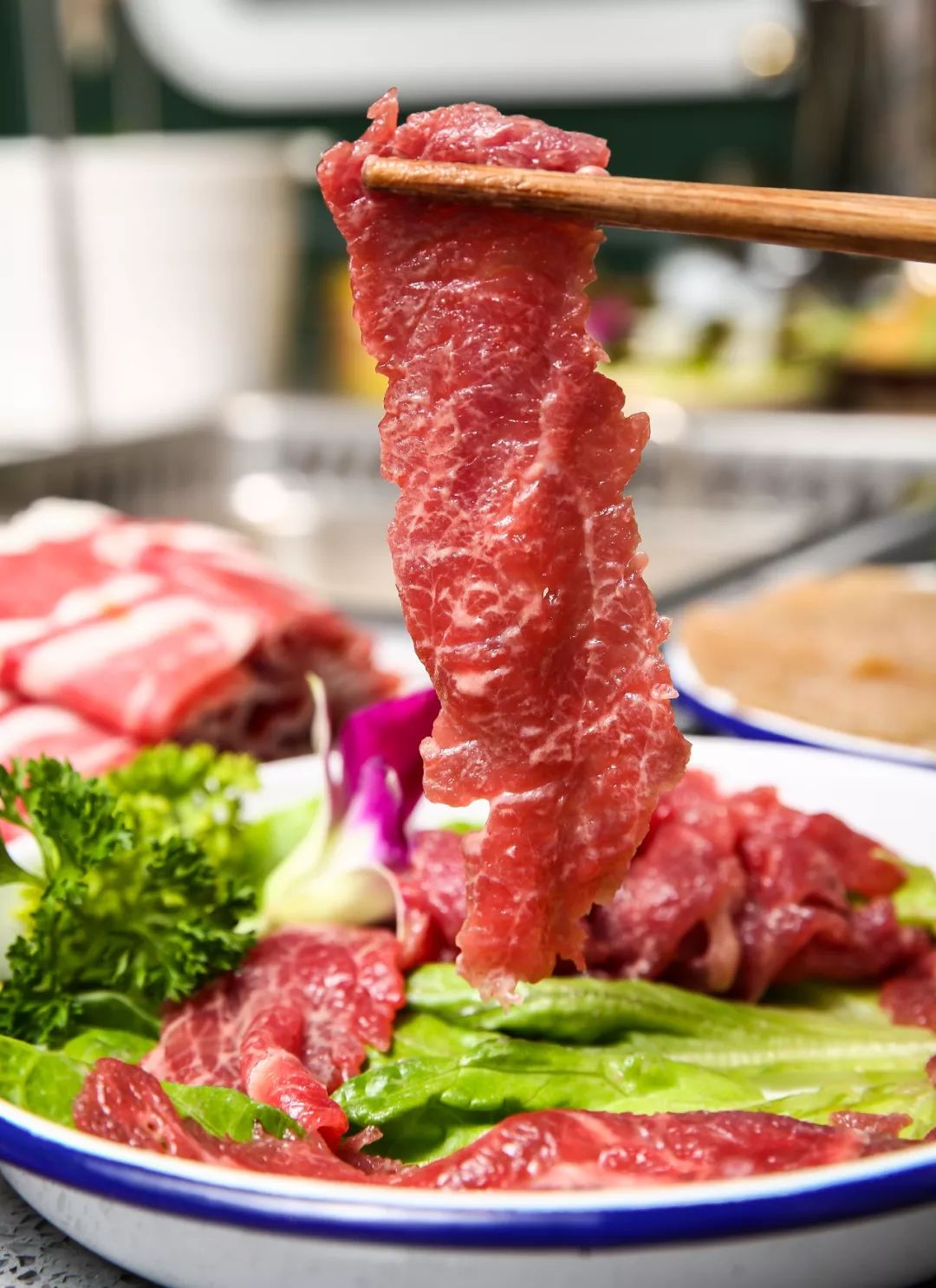 360°沉浸式【列车主题火锅】,"非遗"牛肚王实力圈粉,一盘牛肉9块9.