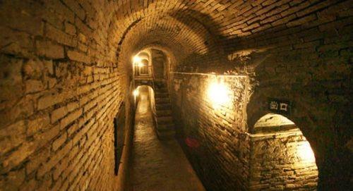 当康永海将沐英墓中的一大件瓷瓶拿到古玩市场后,立刻引起一古玩老板