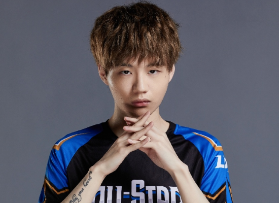 fpx发布全明星定妆照别人都非常端庄唯独doinb卖起了萌