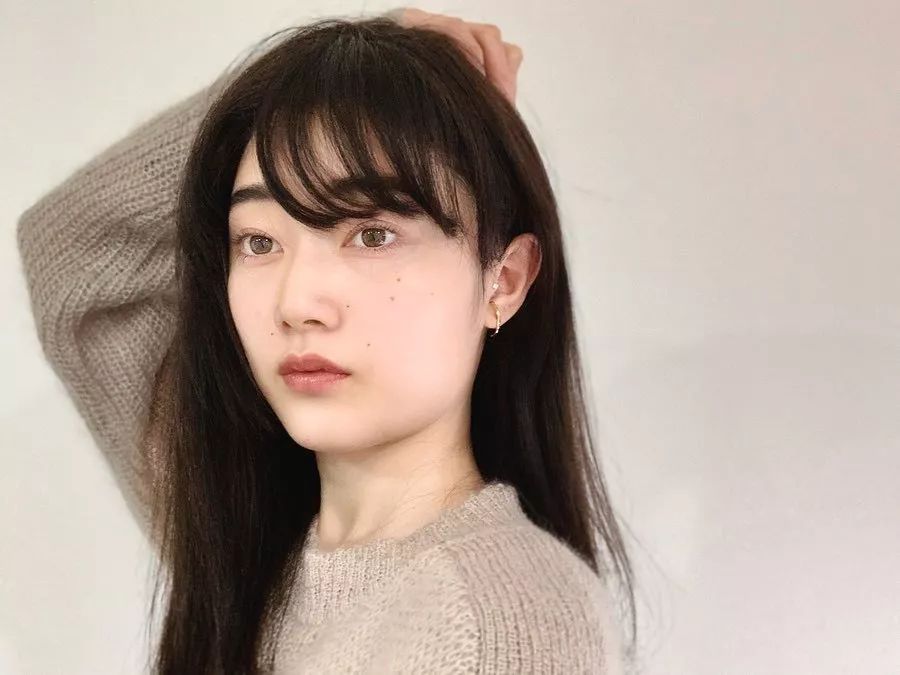 每刻美丨婴儿肥搭配凛然眼神19岁的她有着超越年龄的成熟感