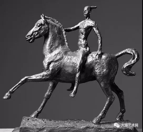 雕塑家翟庆喜对于形体处理他达到了随心所欲信手拈来的境界