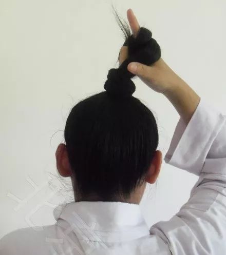 道教"太极髻""混元髻"扎系法