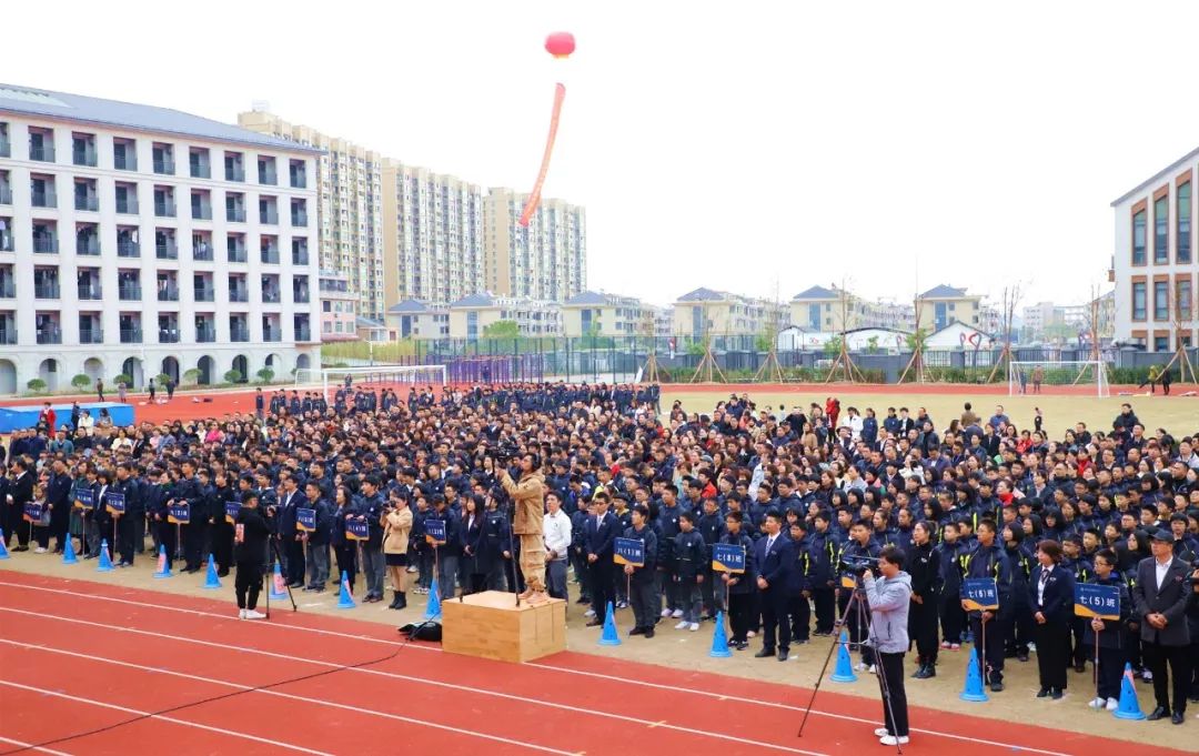 他说,北京师范大学台州实验学校是由北京师范大学与黄岩区人民政府