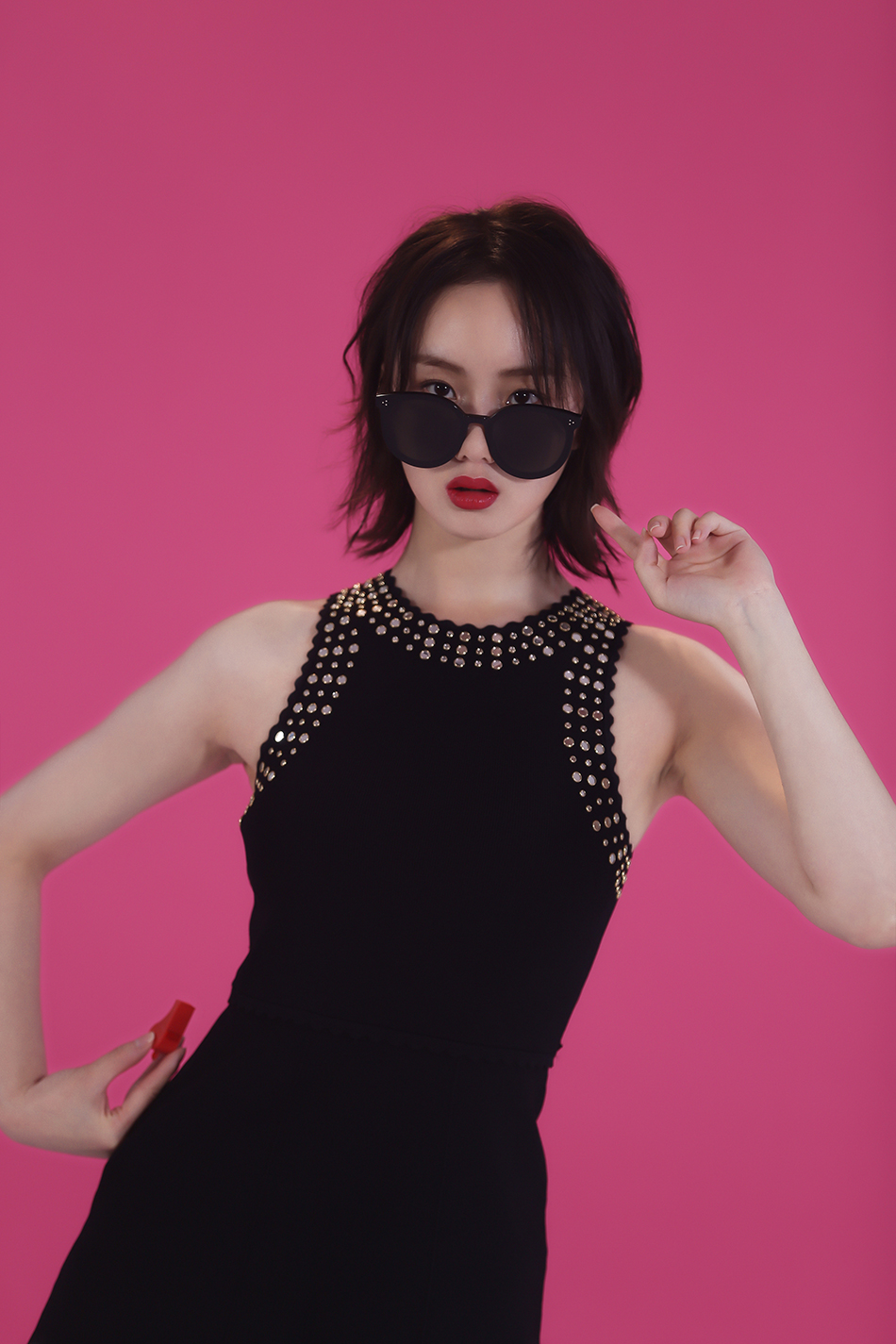 邓郁立穿贴身针织裙秀蛮腰 嘟嘴叉腰反差萌