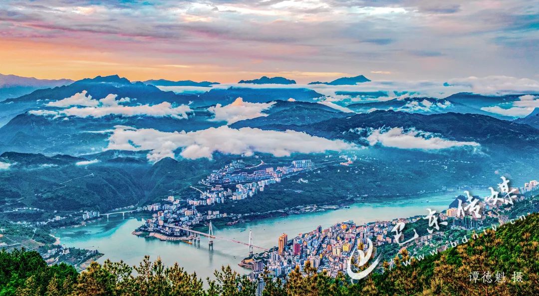 中流击水惊飞浪,笑对寒风气自豪.