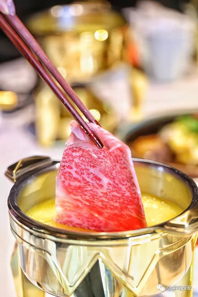 褪去虾壳后,饱满的虾肉带着q弹的口感,在你的牙花上跳动,海鲜火锅的