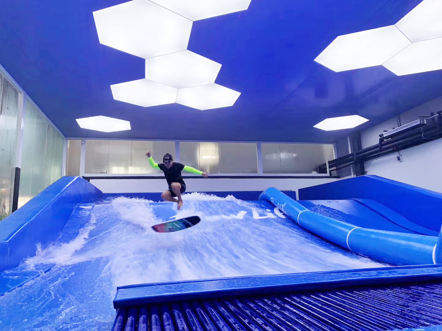 国内也有室内冲浪?flowlife冲浪机亮相央视,揭开城市新运动面纱!