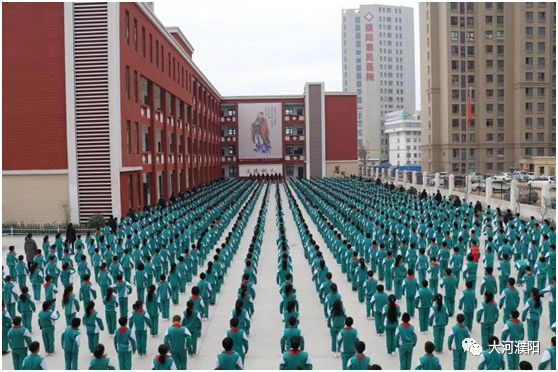 濮阳市昆吾小学戚城校区师生敬拜至圣先师孔子咋拜的咱也学学