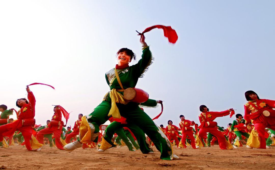 也不说激情飞扬轰动京城的浑身板,单论花样翻新的腰鼓打法,就让你看也