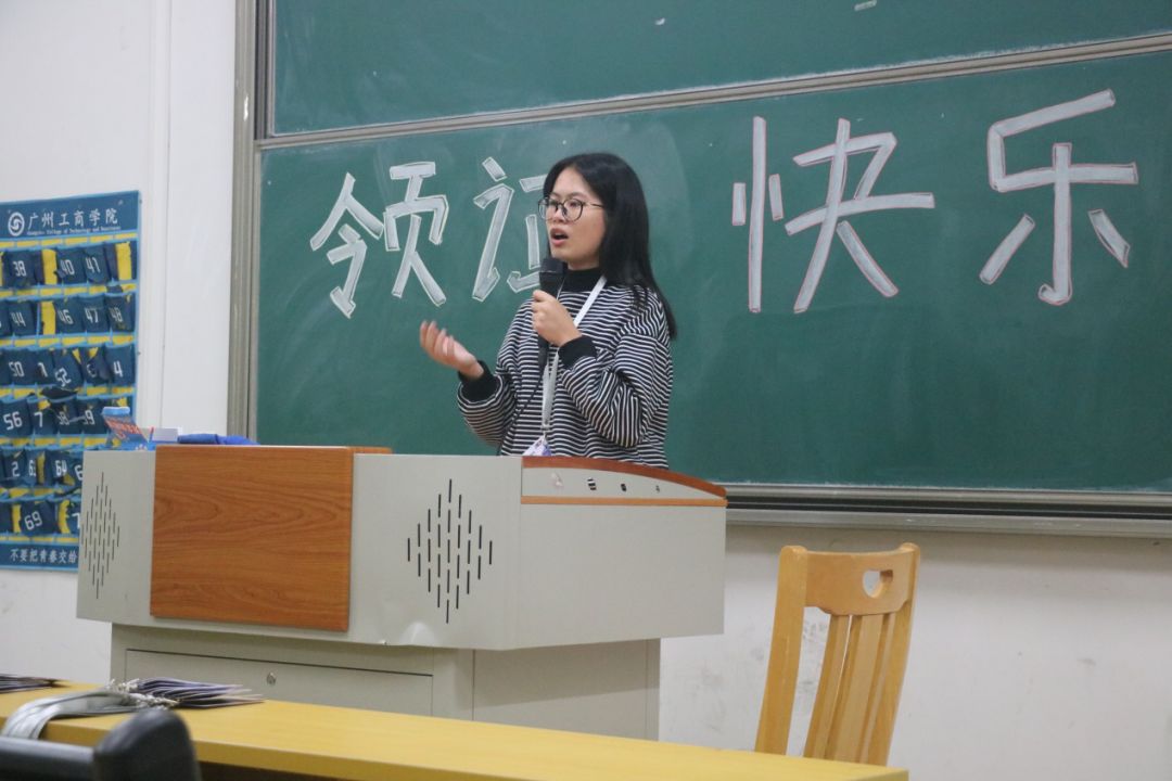 秘书部领证过后由干事上台对这段时间的工作进行总结以及分享自己加入