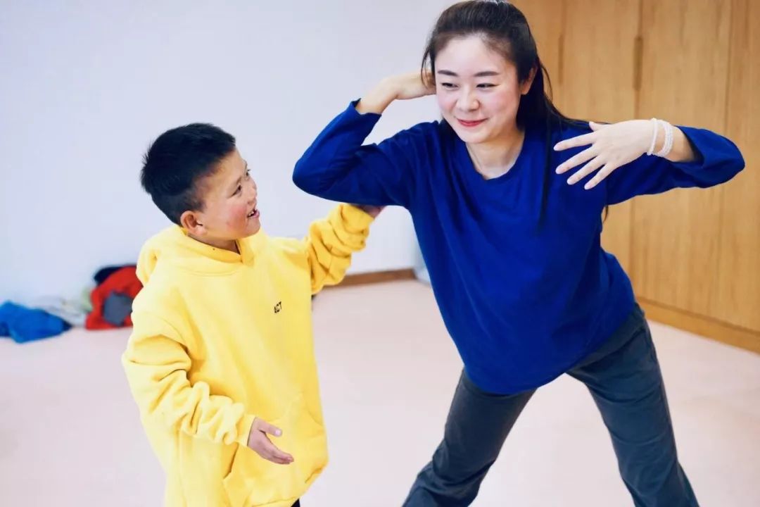 王小舟老师带领孩子们肢体动作