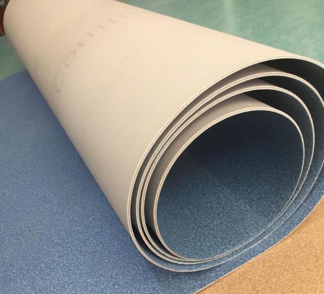 地板翻修选地板革还是地板纸选铺这个吧低价改造出租屋不是梦