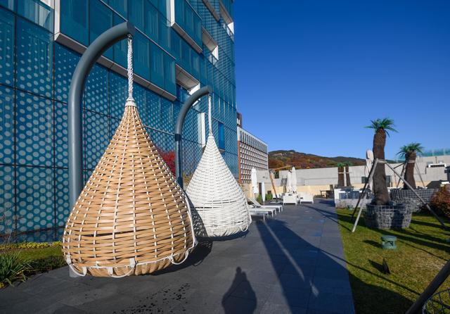 原创在韩国流行用绿茶冥想冬天在室外泡脚养生