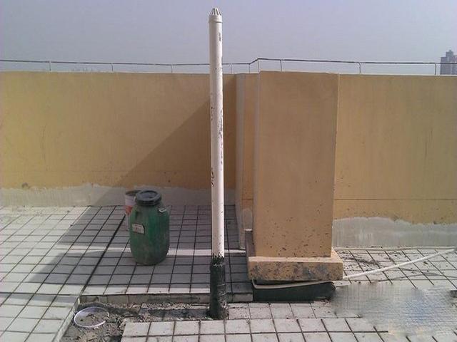 阳台多根1米8的管子害我家阳台都不能封整栋楼臭气都往我家排