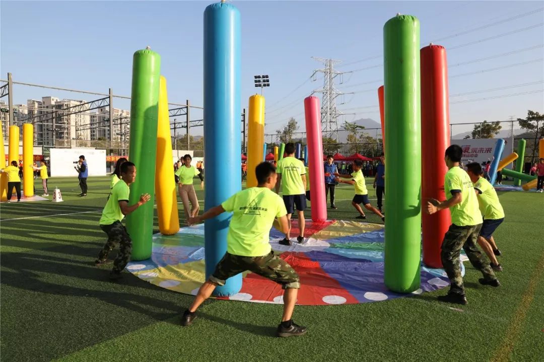 趣味运动会共设有"鸿运通天","猛龙过江","全力以赴","不倒森林"4个