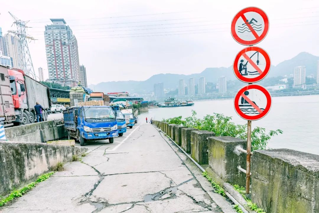 不过其实,储奇门上有医治百病的医药江湖,下有江水码头的一片柔情.