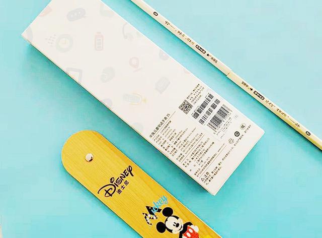 米兔儿童电话手表2s采用了长方形纸盒包装,正面直接画出手表的大致