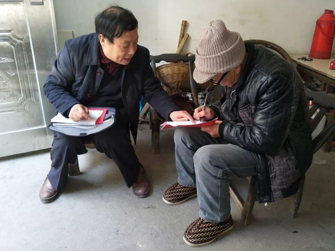 对接他生前所包联的五户家庭,走到胡家湾村八组刘明星家中,怀着悲痛之