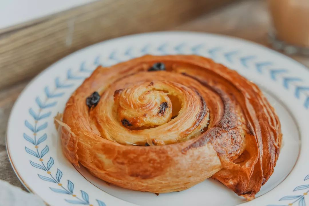 元气满满的早晨吃个美味的牛角包或者丹麦提子酥配上一杯咖啡就更享受