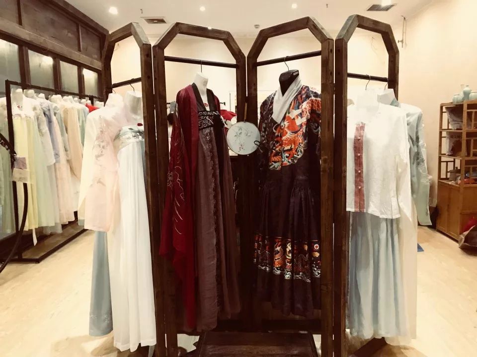 汉服铺会陈列着款式各样的汉服宁兮汉服馆(本鳄鱼为合法养殖)大马勺