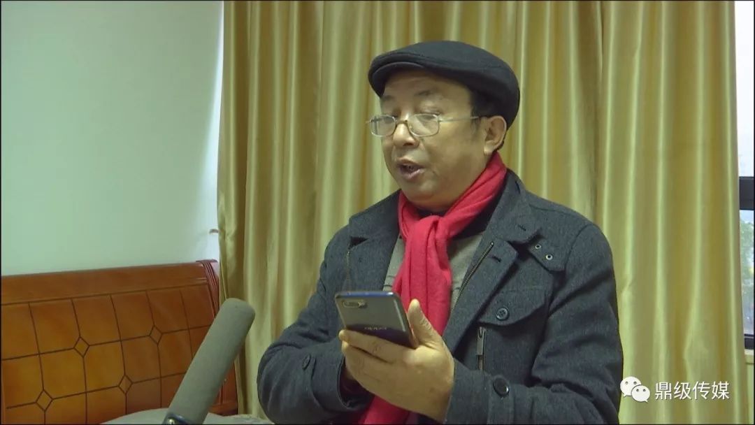 今年缴纳医保费用,吴先开在社区工作人员指导下,下载了"湘税社保"app