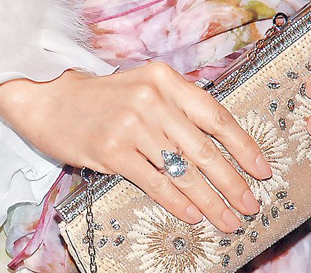 女明星秀钻戒一家比一家姿势猛