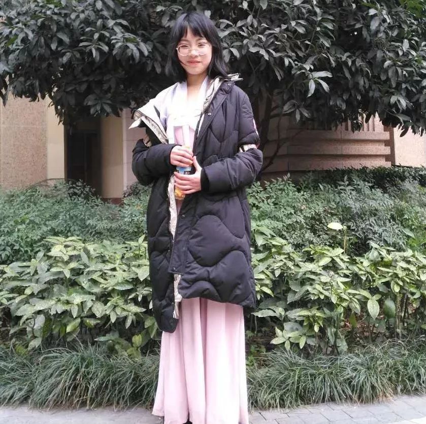 福建女孩唐宇佳,一个2004年出生的阳光小少女,她6岁开始写作,7岁在