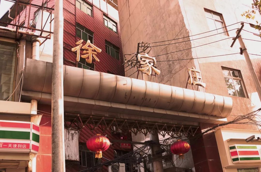 徐家庄的小摊贩们有很多也都是西安周边的人,有个卖煎饼的阿姨讲