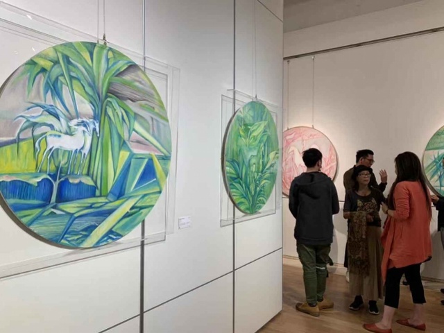 带你走进五彩缤纷的想象世界迁流与永恒吴小燕油画展深圳开展