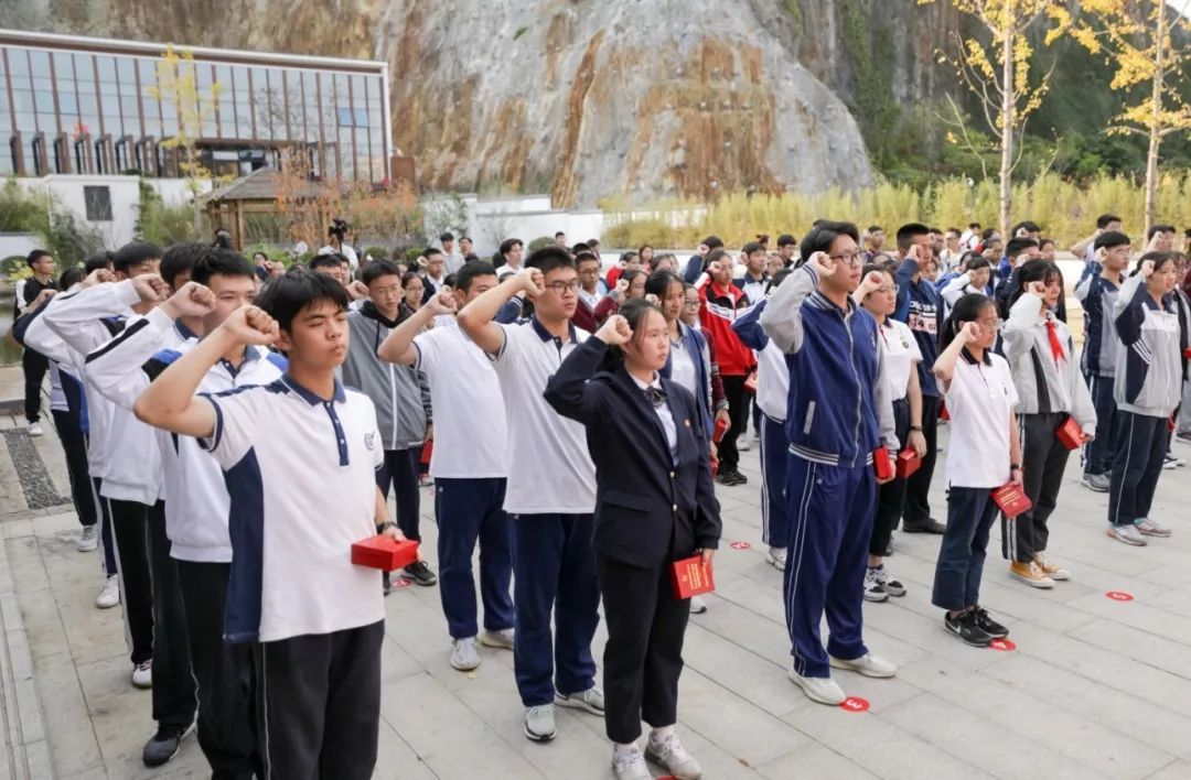 这批温州市中学生离队入团迈入青春之门