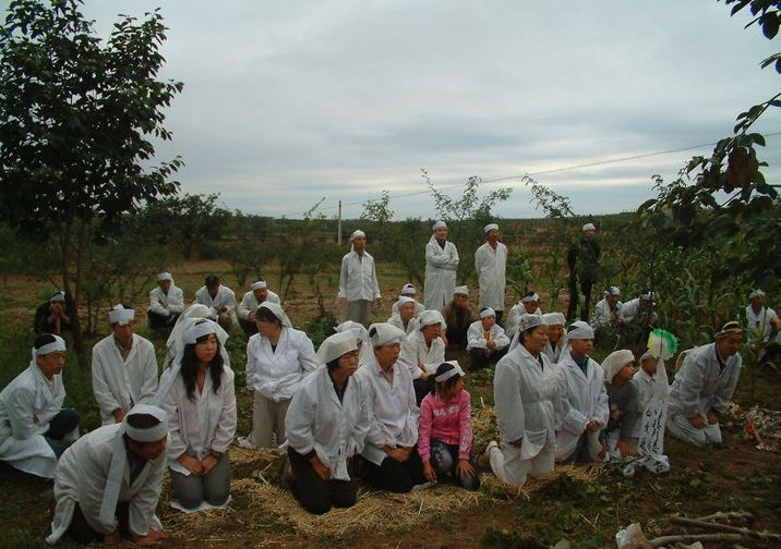 殡葬之日,坟头草草堆起,待"复三"之日,孝子及亲友带上祭品上坟,磕头