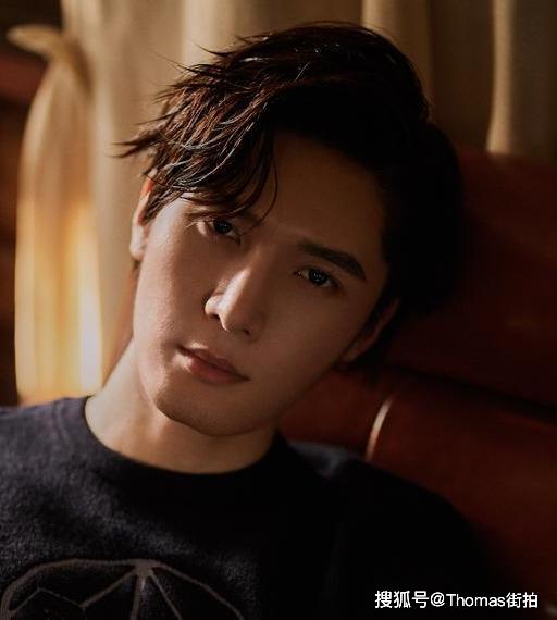 原创刘海宽陈情令音乐演唱会亮相惊艳开唱泼墨西装风格简约优雅帅气