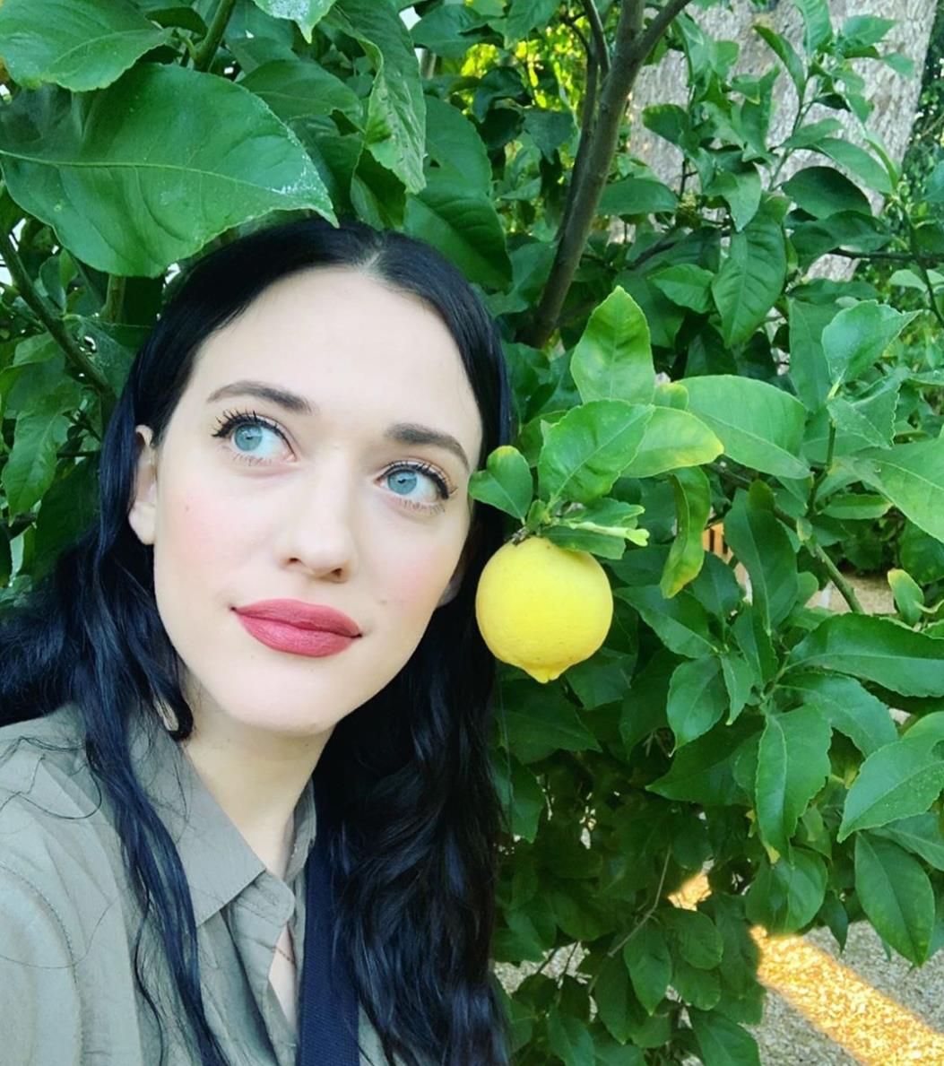 最近max的扮演者kat dennings新的美剧开播了《娃娃脸》,讲述的是女主