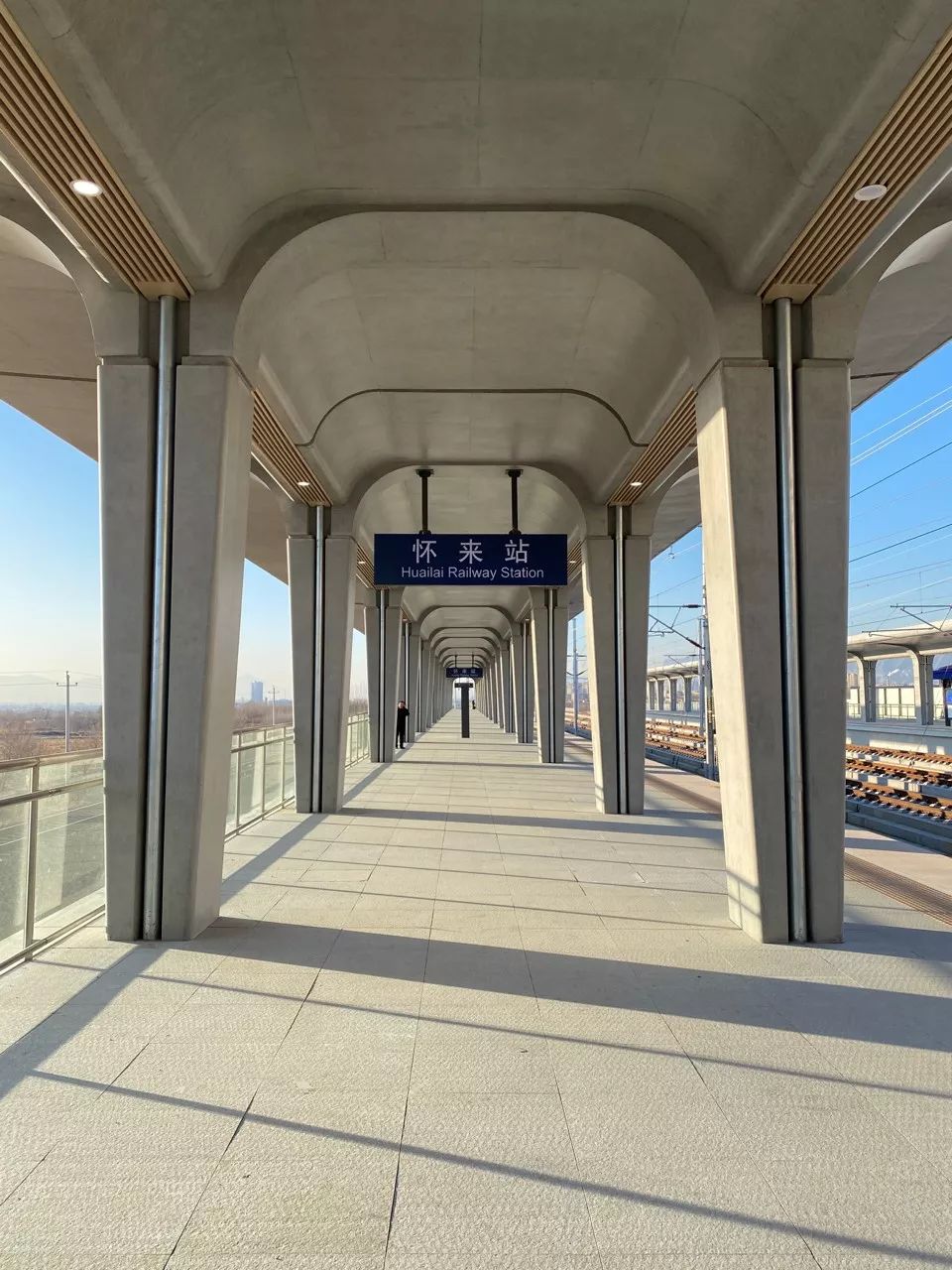 怀来站地面拼花创造性地将葡萄叶,葡萄粒,雪花,奥运五环等元素结合在