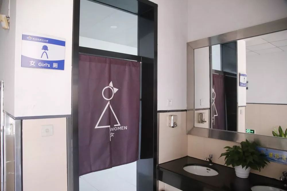 暖心行动系列四学校厕所美化行动