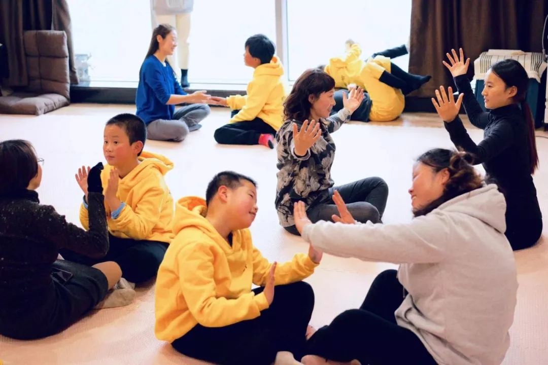 "和你一起跳支舞"舞动课程开始王小舟老师带领孩子们肢体动作王璟老师