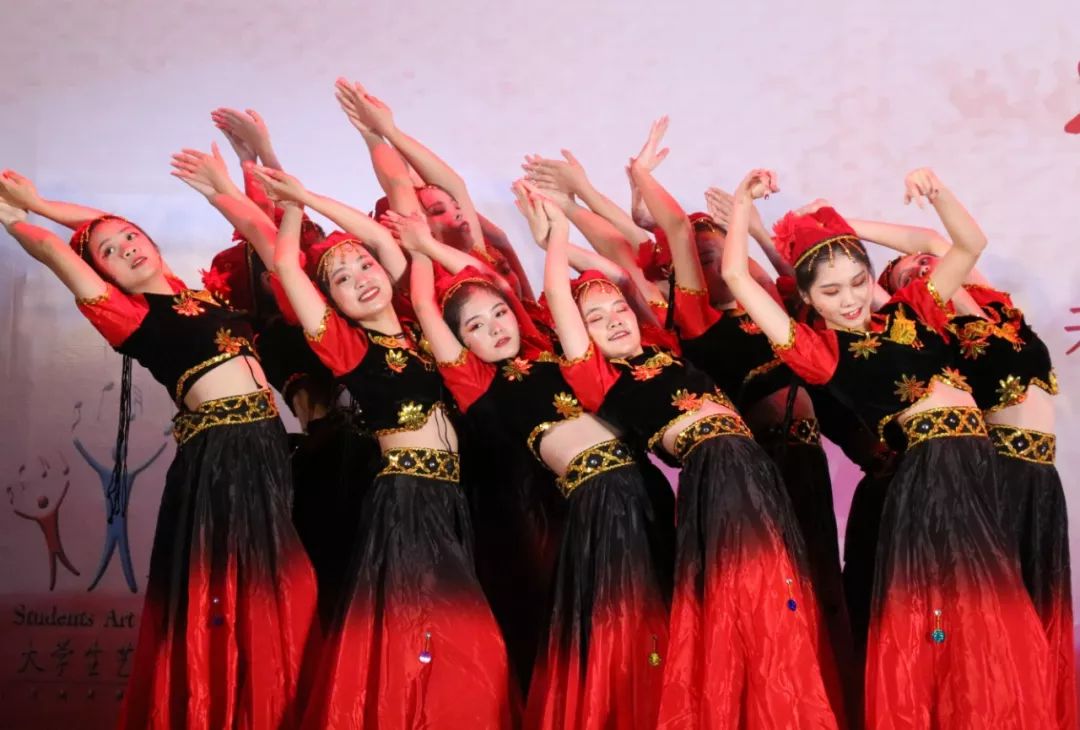 引得观众欢呼连连,掌声不断若仙若灵星舞团的《晨曦玫瑰》充满着细腻