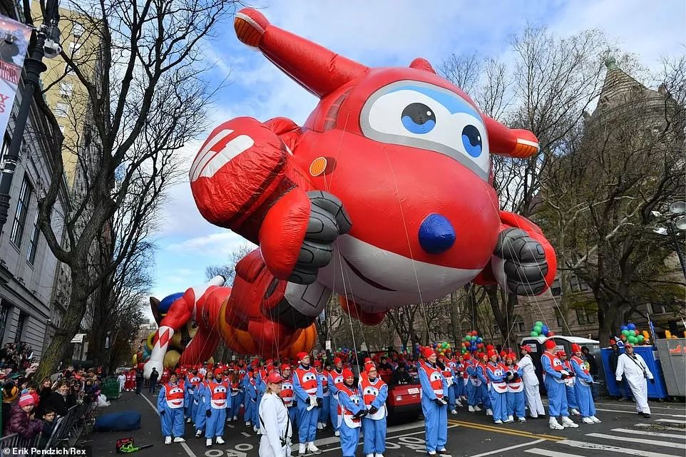 美国人童心依在,第九十三届梅西感恩节大游行今日精彩瞬间_气球