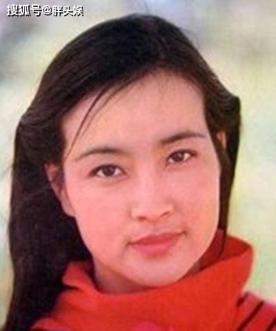 原创刘晓庆早年罕见照片比现在年轻得多但没现在有气质