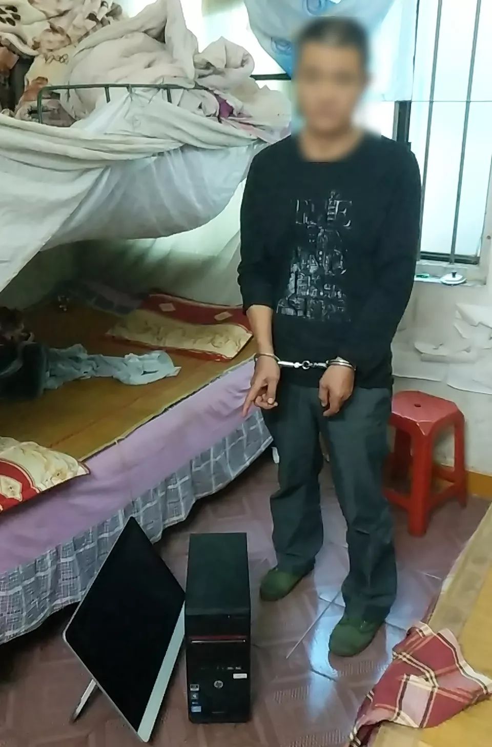 胆儿真大古镇一面包车深夜直接开进门市搬家式疯狂盗窃